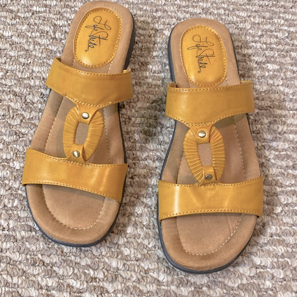 Life Stride flip flop sandals 9M